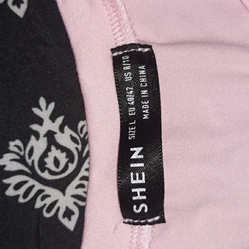 👚💗 Size L; Baby Pink Letter Graphic Crop Top - Picture 2 of 3